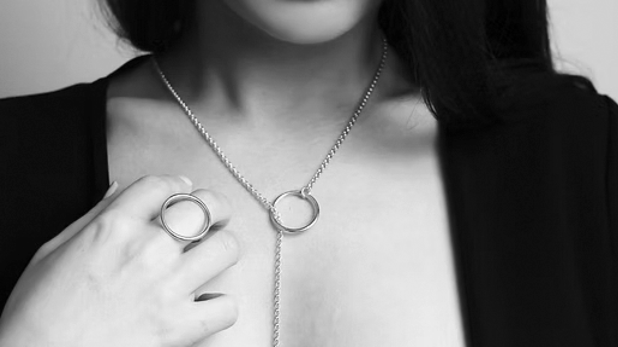 Visuel porte du collier lilli b